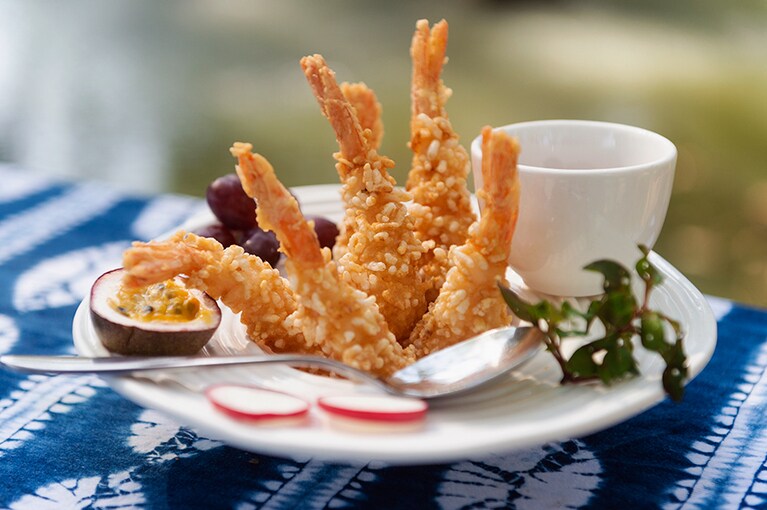 “米粉で揚げた海老フライ” 130タイバーツ。米を使ったメニューが多い。