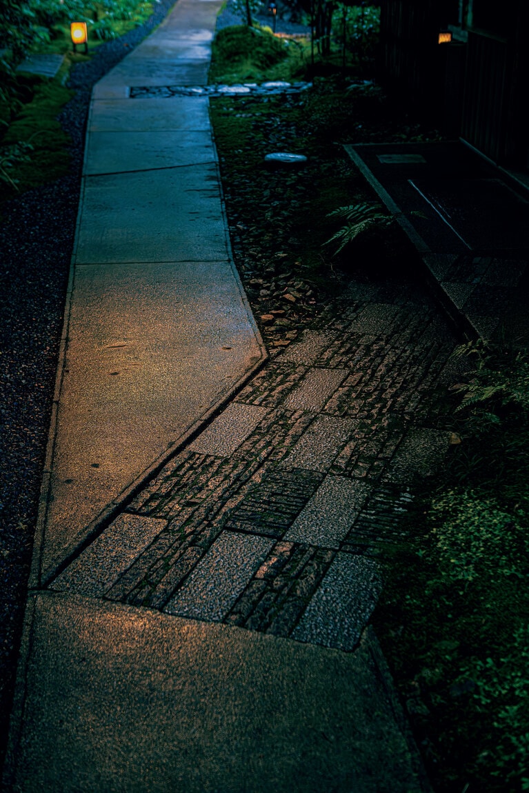 路地庭沿いの客室の前に敷かれた「延段」は、短冊状に石を敷き詰めたもの。職人がひとつずつ手がけた延段の意匠は客室ごとに異なり、路地庭に風流な趣を漂わせる。石材は全国から集められた。