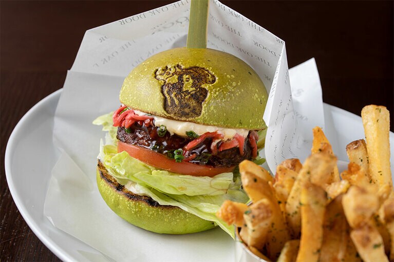 レギュラー浮世絵抹茶バーガー(パテ 140g)2,500円。