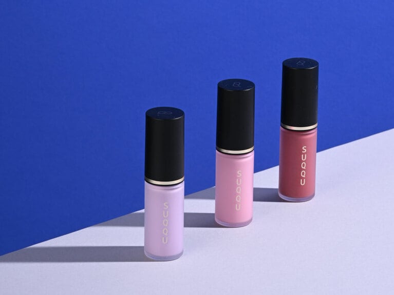 右からセンシュアルなブラッディレッドの05、上品な甘さのコットンピンクの02、ピンクパール配合のペールラベンダーの01。