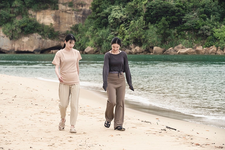 【サンダル以外の衣装】モデル左：トップス 12,100円、パンツ 14,850円／ともにスリア（インターテック 050-3821-2940）、カーディガン37400円／ザ ノッティー ワンズ（真下商事 03-6412-7081）。
右：トップス 7,700円、タンクトップ 9,680円、パンツ 14,300円／以上すべてスリア（インターテック 050-3821-2940）。