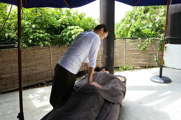 “ロム”という独自のテクニックを駆使したマッサージ。