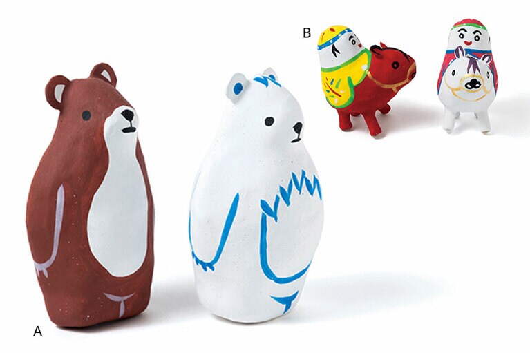 A：人気シリーズ〈立ってるクマ〉シロクマ・ヒグマ各880円。  B：表情がかわいい〈チンチン馬小(小)〉各850円。