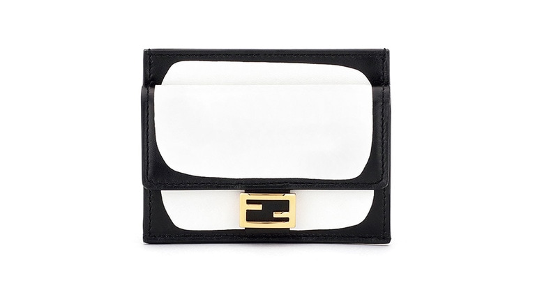 コインポケットが配されていて使い勝手抜群。CARD CASE H8×W10×D2.5cm 52,000円(予定価格)／フェンディ