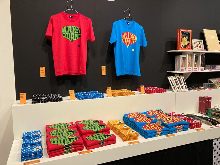 バンダナやTシャツなどのファッションアイテムも。