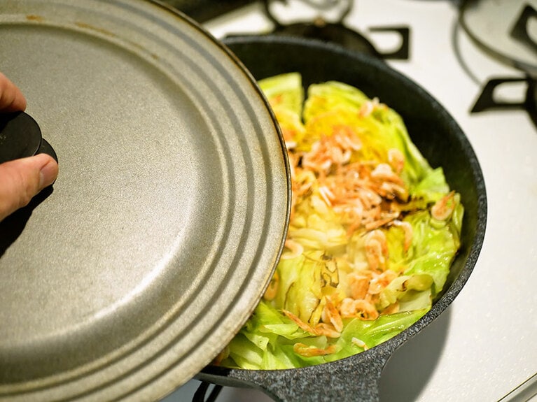 桜エビとだしを入れて、フタをしてまた4分間加熱していきます。今度は普通の中火にしてください。