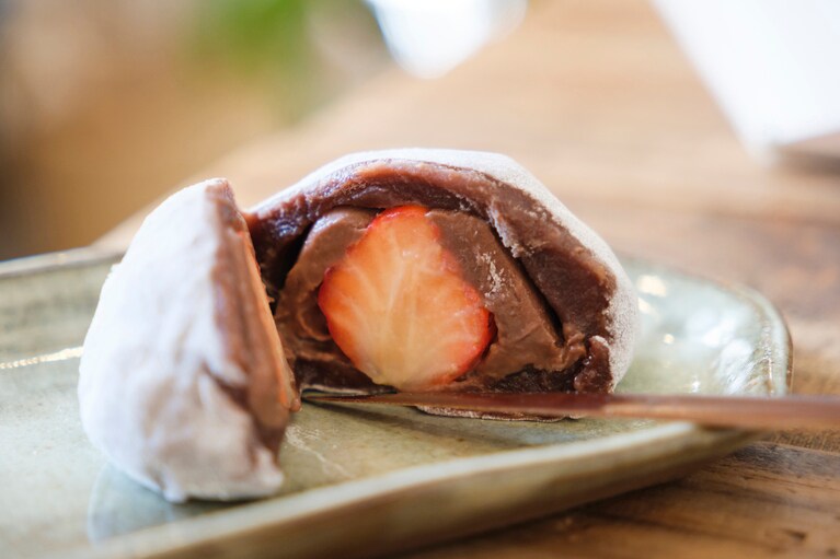 大人気の「生チョコいちご大福」（486円）は、あんこではなく生チョコがたっぷり。