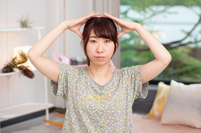 【ツボの探し方】鼻からまっすぐ伸びる線と、左右の耳を結ぶ線が交わるところにある小さなくぼみ。