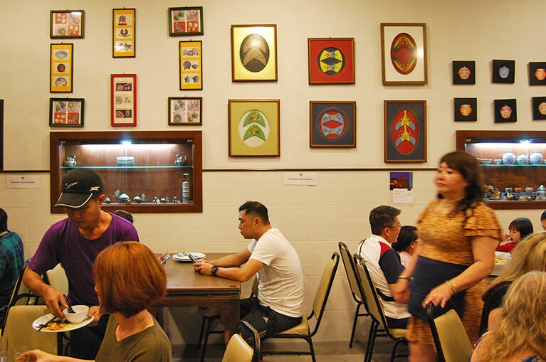 「ナンシーズ・キッチン」はニョニャ料理の第一人者ナンシーさんが腕をふるう人気店。