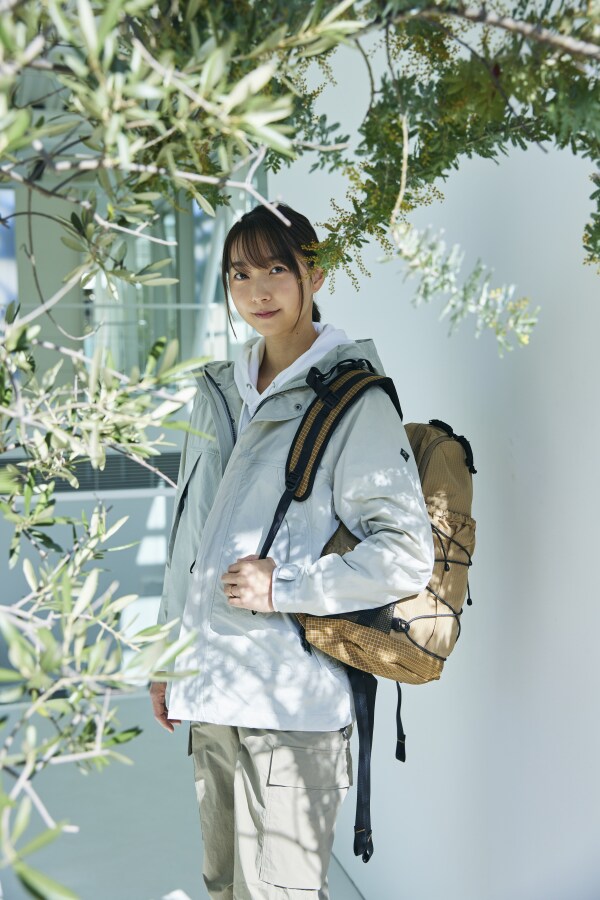 アースカラーで纏めたコーディネートは、マウンテンパーカが主役。フッ素非配合の撥水加工を施したタスランワッシャーナイロンは、ソフトな風合いで抗菌性も備える。今季のテーマである