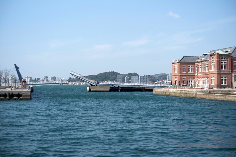 門司港のシンボルでもある赤れんが造りの旧門司税関。歩行者専用のはね橋「ブルーウイングもじ」は10時、11時、13時～16時の毎時ちょうどに開橋。