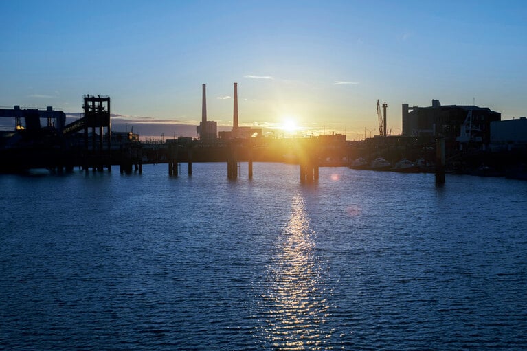 《印象、日の出》に描かれた石炭工場らしき煙突やクレーンは、火力発電所などに代わられている。