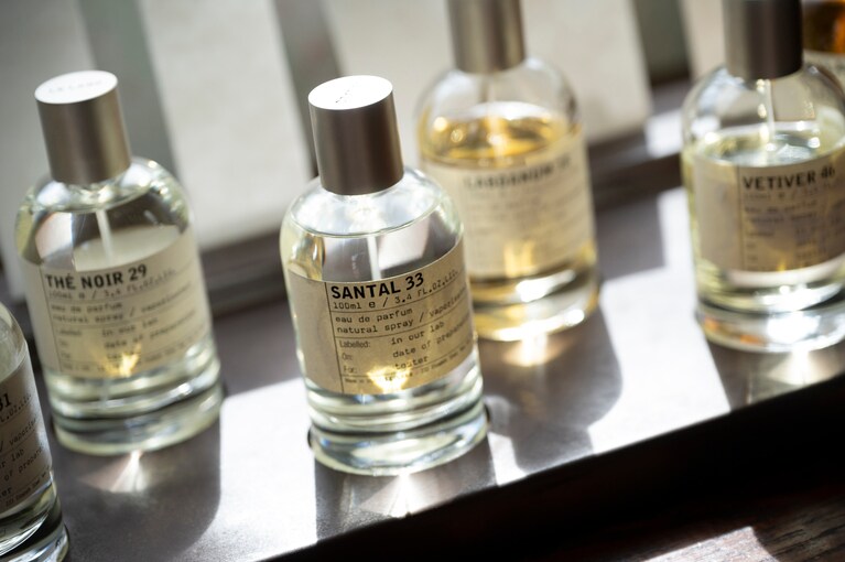 シグニチャーのサンタル 33はその名の通り、33種類の香料を配合。落ち着いたウッディな香りに、レザーやカルダモンを感じる官能の世界へといざなう。