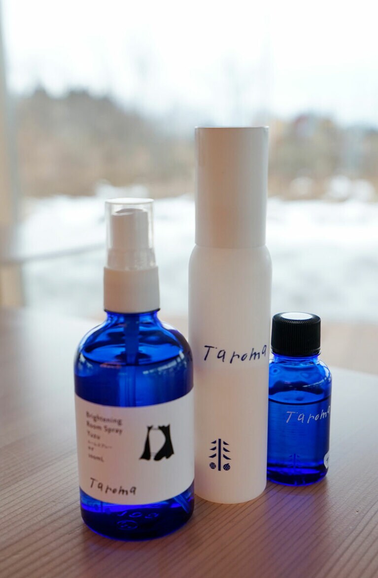 自社ブランド「Taroma」のオリジナルプロダクツ。左からルームスプレー、消毒用アルコール、マッサージオイル。ホームページからメールオーダーもできる。