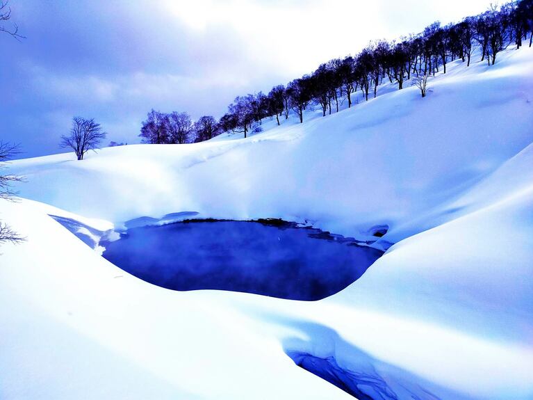 深い雪山の中に忽然と現れる湯船