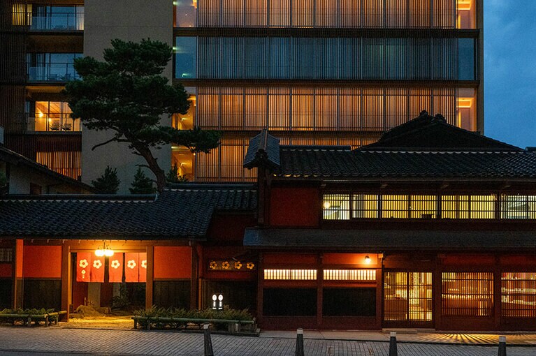 夜の外観も美しい「界 加賀」。