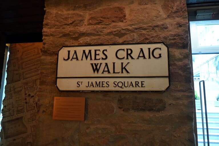 こちらがジェームズ・クレイグ・ウォークのオリジナルの石壁。