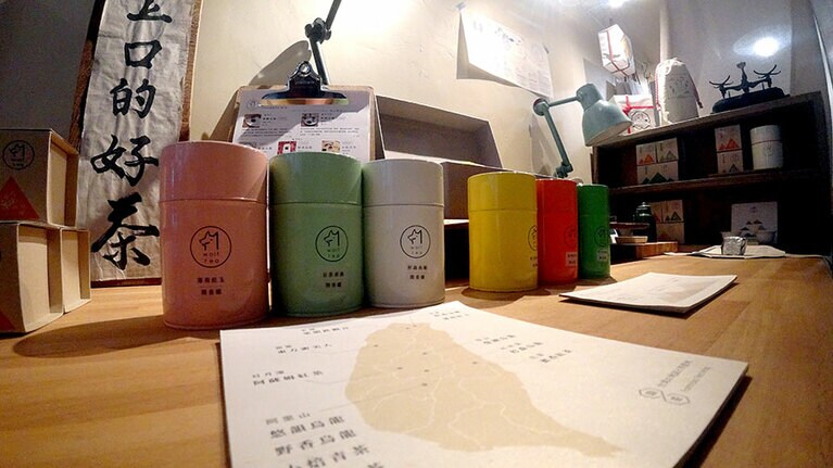 茶罐 330元(単体)。並べるだけでワクワクしてしまうポップな茶缶。茶葉と合わせて購入すると、1缶250元に割引。