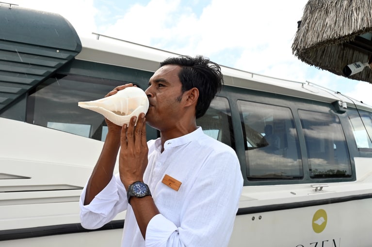 ほら貝を吹いてゲストの来島を知らせます。桟橋にはヤシの実のウェルカムドリンクを渡すバースタンドも登場。