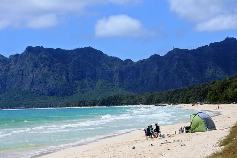 風雨で削られたコオラウ山脈の雄大な眺めを背景に。視界に人為的なものがあまり入らないせいか、どこにいるのか、ふとわからなくなる時も。