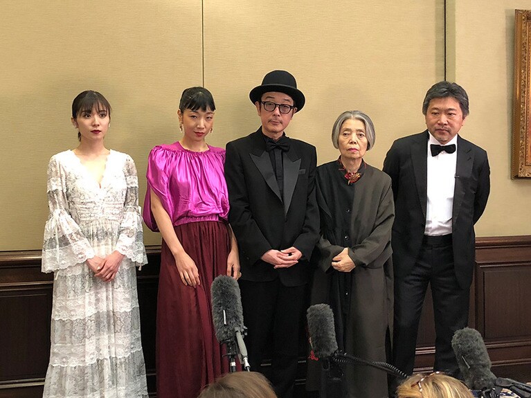 希林さんは「こんなにいい思いをさせてもらったのは是枝監督のおかげ」と言っていた。立っているのが辛い日もあったそうで、側で娘の内田也哉子さんが常に見守っていた。