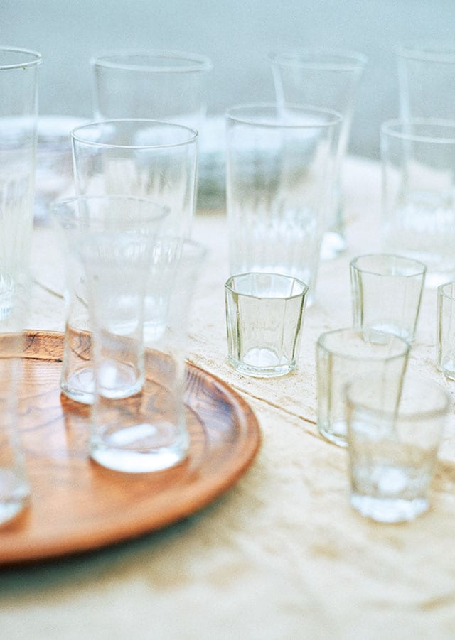 ゆらぎや気泡が味わい深い古いグラス。