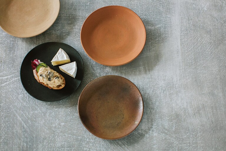 「松本かおるの焼き締め五寸皿」φ14～15.5cm 各3,500円(黒のみ4,000円)。