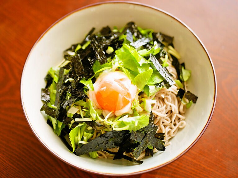 つゆにラー油を少々加えて、ぶっかけ蕎麦にするのがおすすめ。