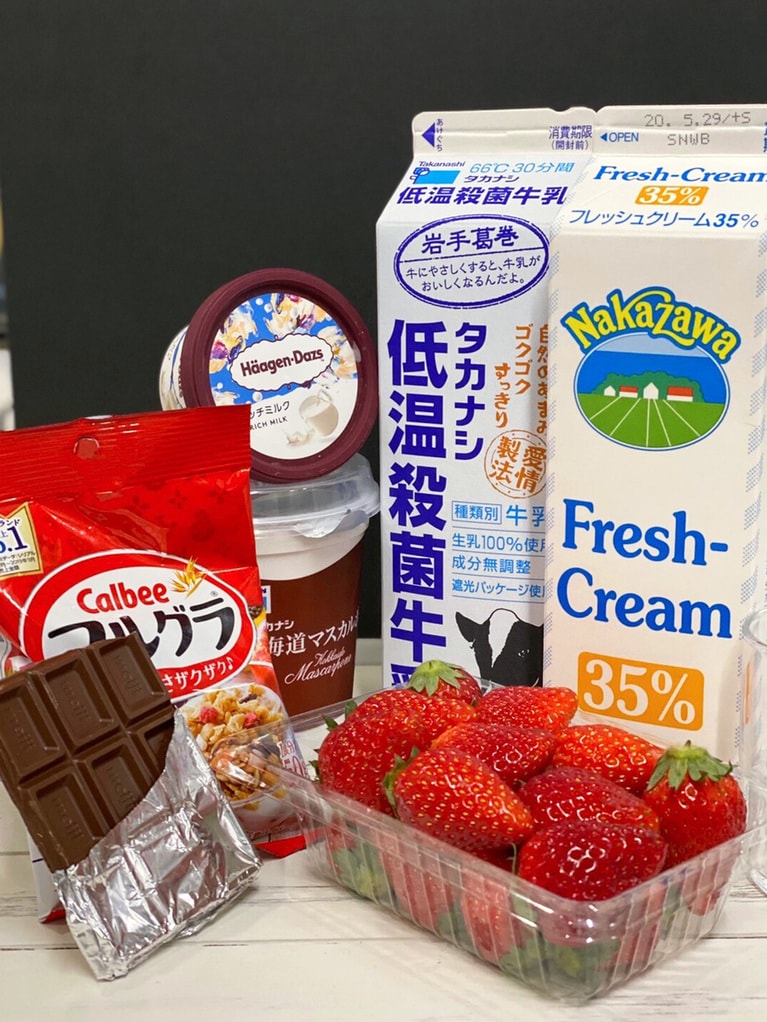 「おうちパフェ」の材料。