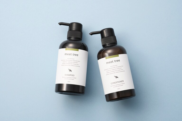 左から：mtシャンプー、mtコンディショナー 各400mL 3,520円。