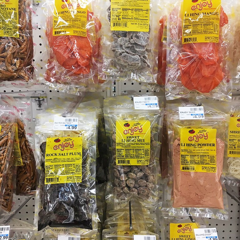 スーパーでも売られているリーヒンパウダー(下段右)。ハワイの家庭では常備必須。