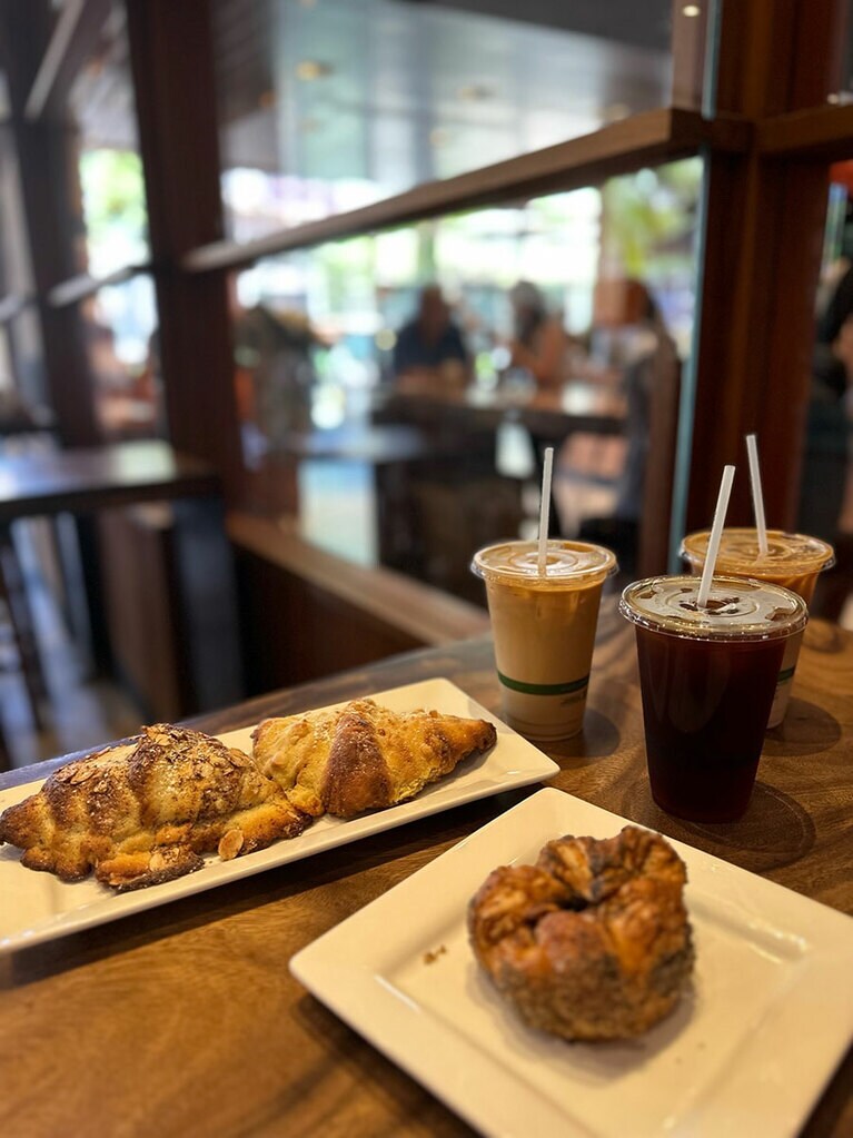 ブラック・セサミ・クイニーアマン7ドル（手前）、パイナップル・ココナッツ・アーモンド・クロワッサン6.25ドル（奥）／コナ・コーヒー・パーベイヤーズ