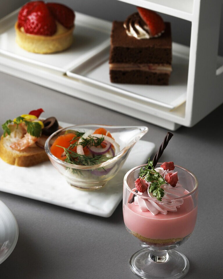スイーツメニューは、軽い口当たりの甘酸っぱいいちごムースに、いちごシャンティを添えた「いちごのムース」など。