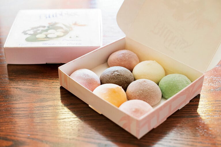 【バビーズ・ホームメイド・アイスクリーム＆デザート】一口サイズのカラフルキュートなモチアイス　モチアイス 1個 1.6ドル。