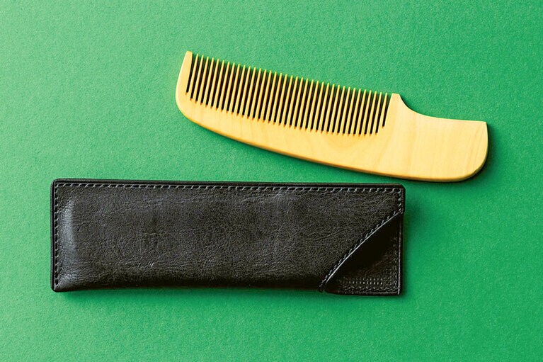 〈上〉職人によるハンドメイド。4寸2分手付き櫛 16,500円／十三や櫛店