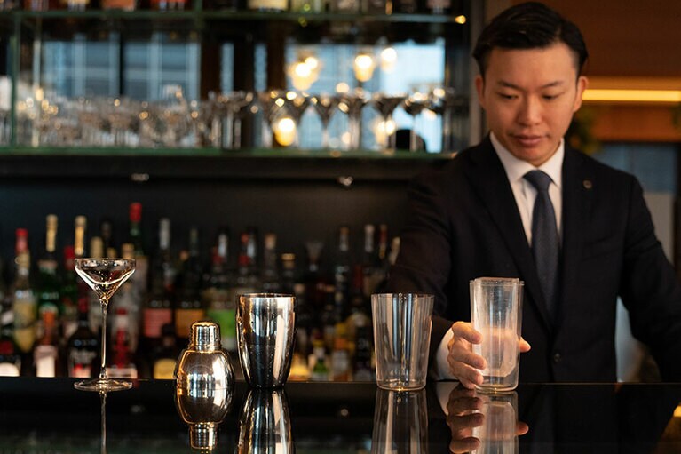 ブルガリ ギンザ・バーのビバレッジマネジャー・川久保安寛さん。様々なバーの楽しみ方を教えてくれる。「バーのはしごも楽しいですよ。1軒目は軽いドリンクを、2軒目で中くらいのを、最後に重いカクテルを飲む……とコース料理のような飲み方もあれば、逆に同じカクテルを同じ日に異なる店で飲み比べる、という楽しみ方も」