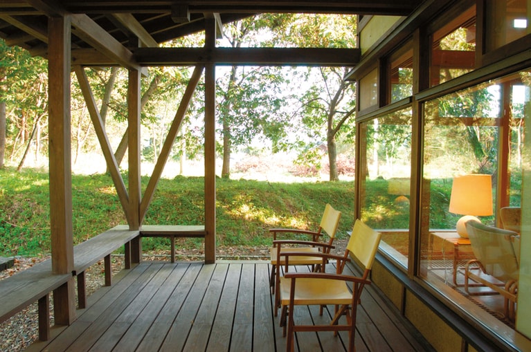 【山ふところの宿 みやま 別館】心地よい風を感じられるウッドデッキ。