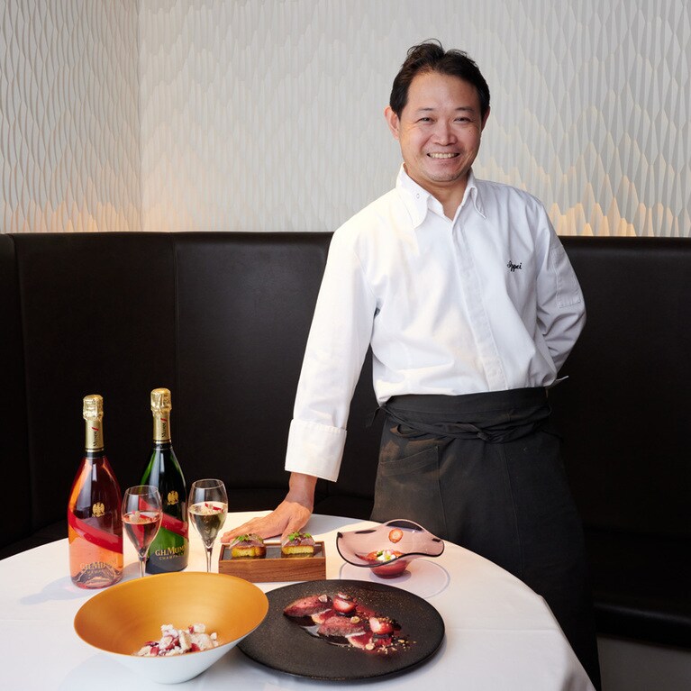 松本一平シェフ。コロナ禍ではおうちでフランス料理のコースを楽しめる「ラペBOX」が話題に。