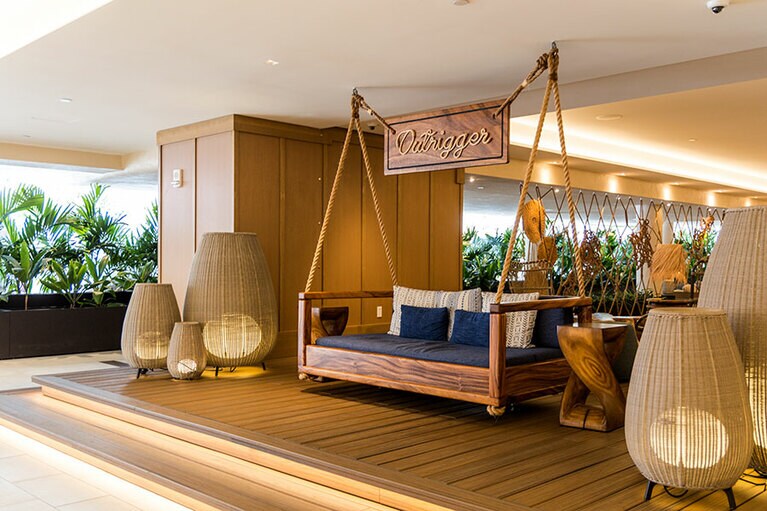 偉大なアーティストの名を冠したロビーエリア「ハーブ・カネ・ラウンジ」。