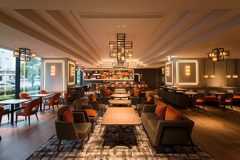 ホテル1階にあり、気軽に立ち寄れる「MYPLACE」カフェ＆バー。ホテルメイドのベーカリーやスイーツコレクションはテイクアウトも可能。