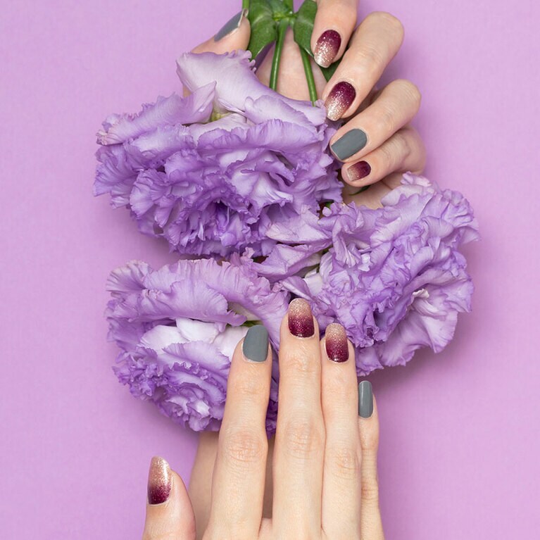 2020年8月19日(水)に発売予定のリバイバルシリーズ。写真は「スティール グレー」と「マルベリー フィズ」をミックス。各1,100円。