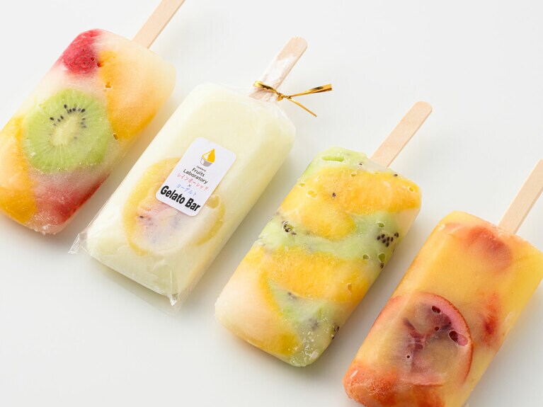 ジェラートバー 各600円（1本）。左から：プレミアムフルーツバー、レインボーレッドキウイ×ヨーグルト、キウイ・オレンジ・マスカットソルベ、ブラッドオレンジ×オレンジソルベ※売り切れ次第終了／Gelateria Fruits Laboratory　初出：2024年7月21日