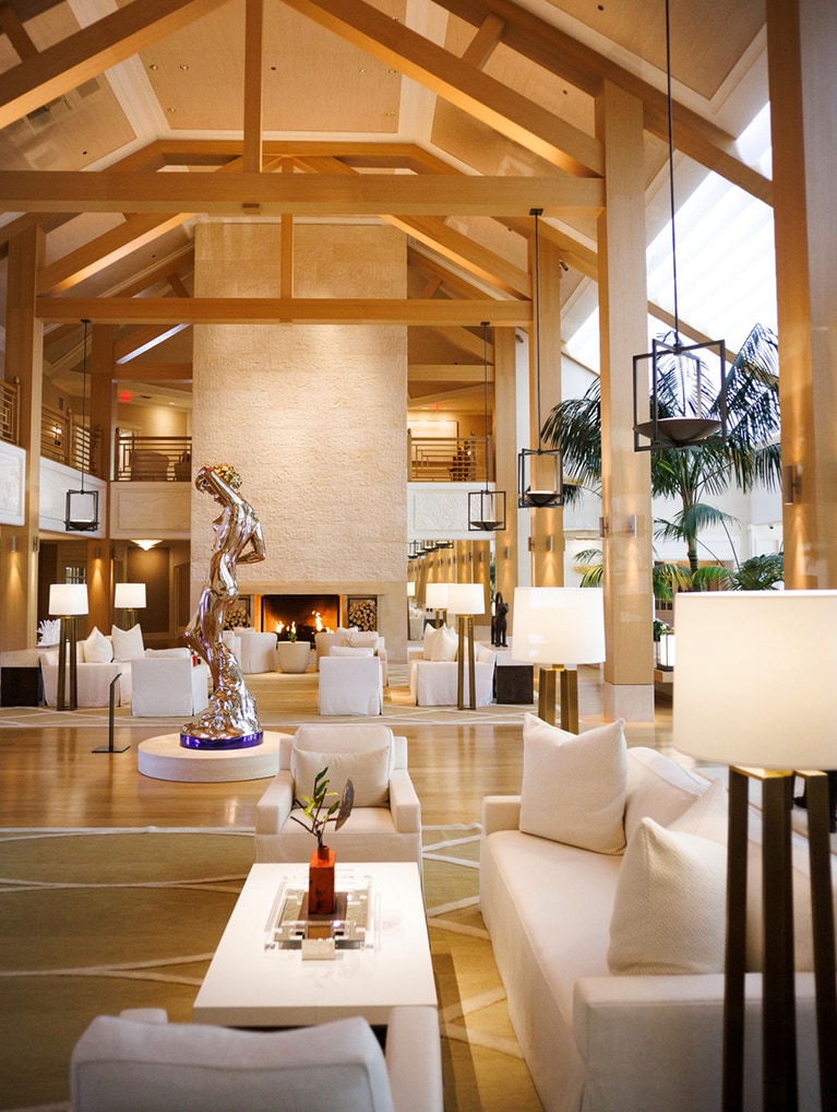 天井が高く開放的なロビー。中央の裸婦像はジェフ・クーンズの作品。