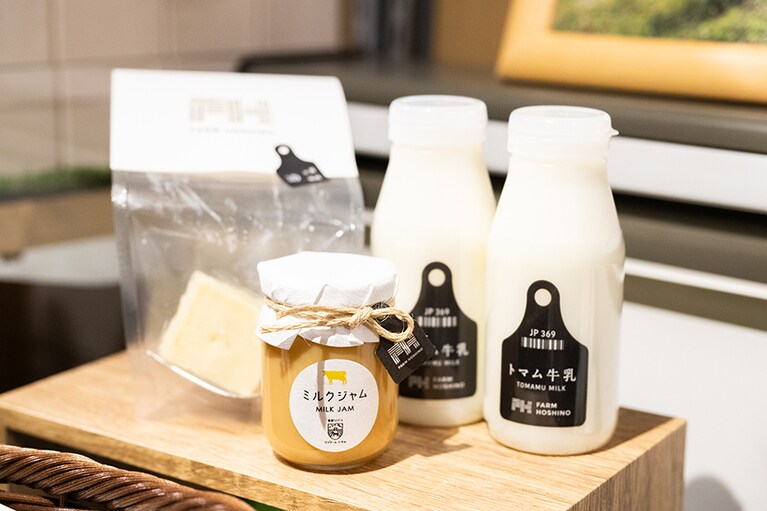 ショップでは、トマム牛乳やチーズ、ミルクジャムなど、「ファーム星野」のフレッシュな乳製品を販売。