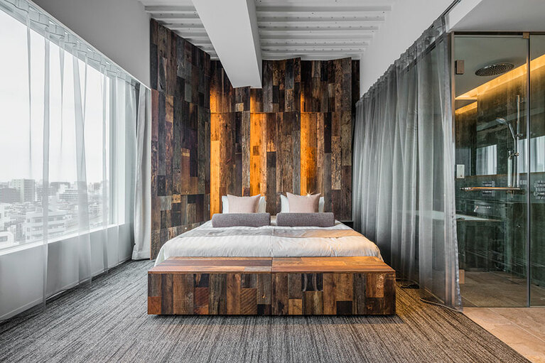 「Atelier Suite（アトリエスイート）」のベッド周り。