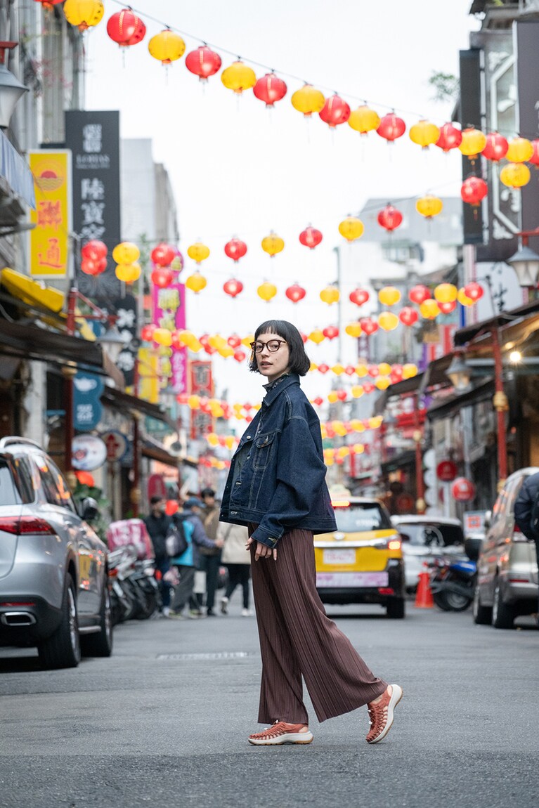 UNEEK ASTORIA 14,850円／キーン（キーン・ジャパン）、デニムジャケット 17,600円／リー（エドウイン・カスタマーサービス）、シャツ 47,300円／ケイコ ニシヤマ、パンツ 25,300円／サムソ サムソ（eight）、メガネ 23,100円／ザベッドフォードホテル（キングスター）、ネックレス 16,500円／フォークバイエヌ（UTS PR）