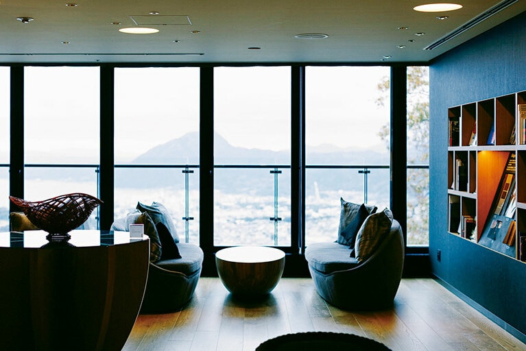 本に囲まれたリゾートセンター。読書したり、ただ景色を眺めたり、リビングのように使える。