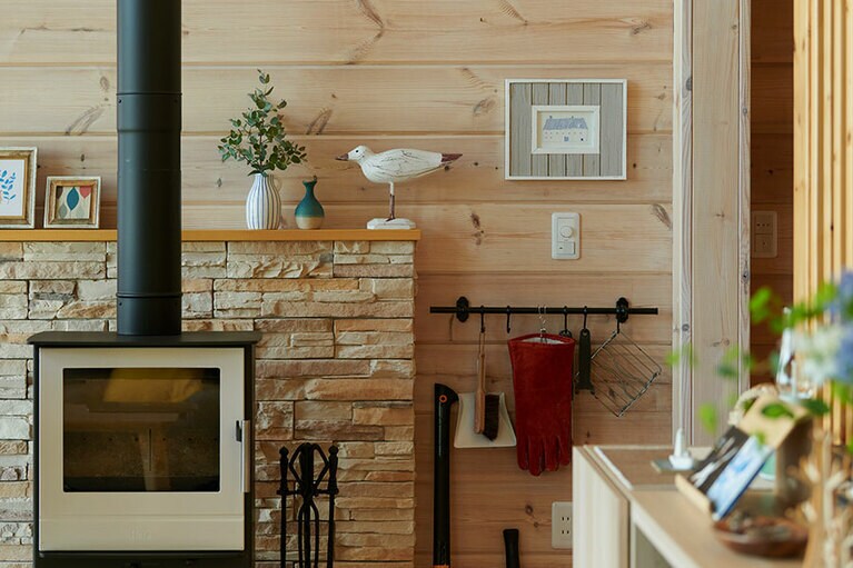 リビングの一角には薪ストーブ。インテリアが好きな石丸さんは雑貨のディスプレイをするのも楽しみだという。