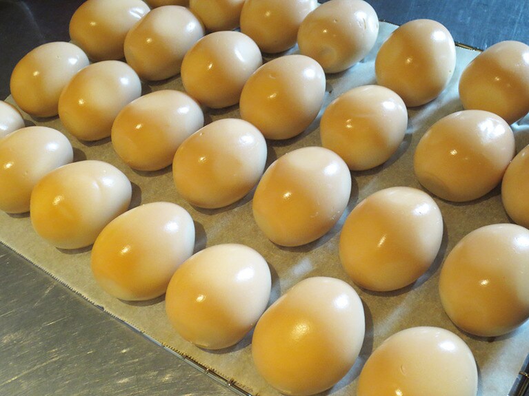 「燻製たまご」2個 300円、5個 700円。