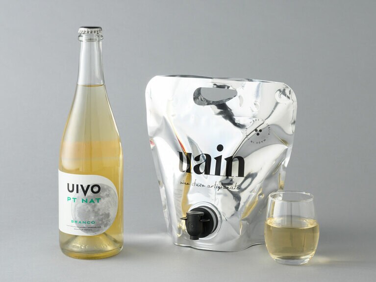 左：ウィヴォ ベット・ナット ブランコ 4,500円（750ml）、右：ウアイン no.3 ラヴェンナ トレビアーノ（オレンジ）6,100円（1,500ml）。